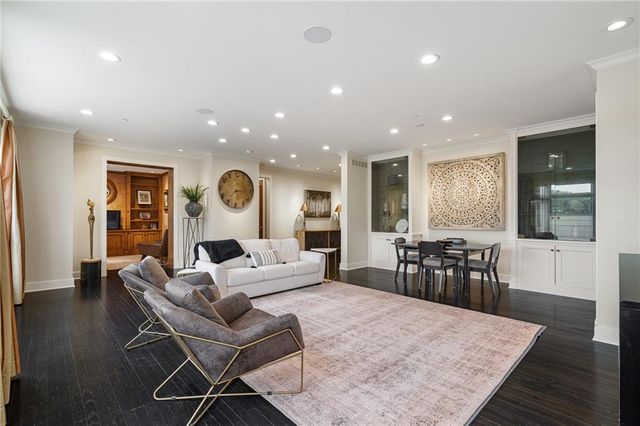 400 W 49th Terrace 2032, Kansas City, MO 64112