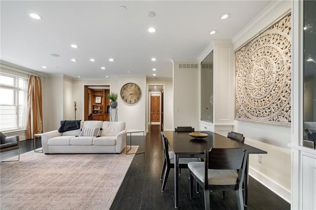 400 W 49th Terrace 2032, Kansas City, MO 64112