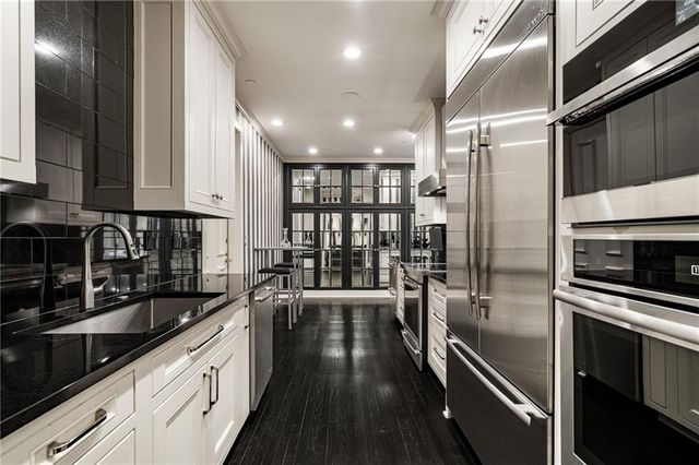 400 W 49th Terrace 2032, Kansas City, MO 64112