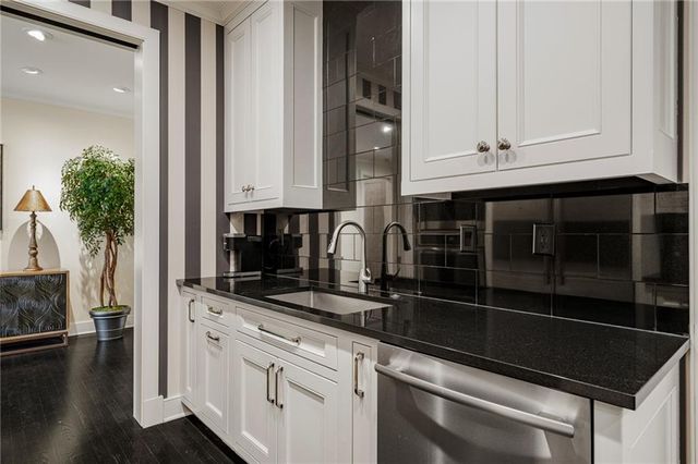 400 W 49th Terrace 2032, Kansas City, MO 64112