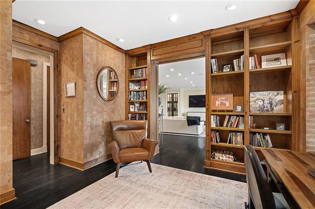 400 W 49th Terrace 2032, Kansas City, MO 64112
