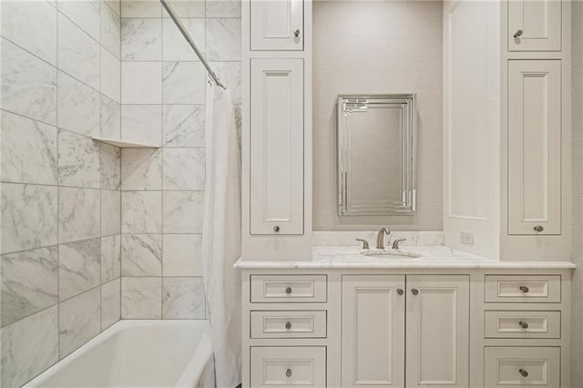 400 W 49th Terrace 2032, Kansas City, MO 64112