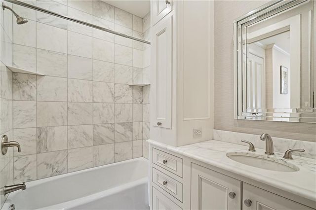 400 W 49th Terrace 2032, Kansas City, MO 64112