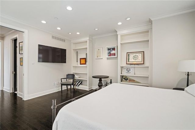 400 W 49th Terrace 2032, Kansas City, MO 64112