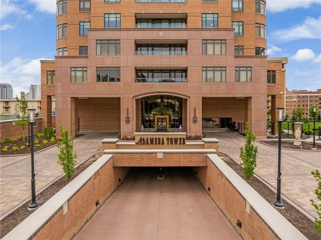 400 W 49th Terrace 2032, Kansas City, MO 64112
