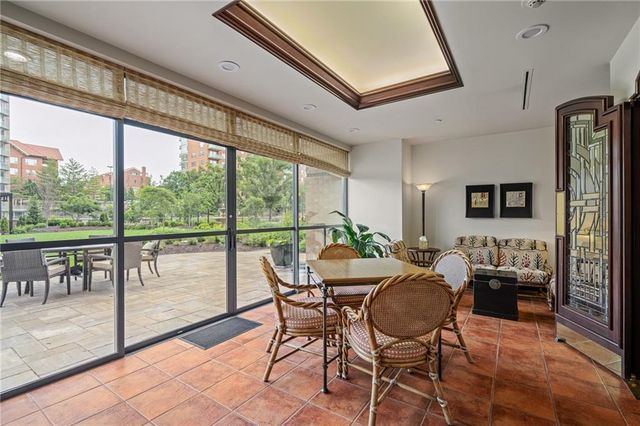 400 W 49th Terrace 2032, Kansas City, MO 64112