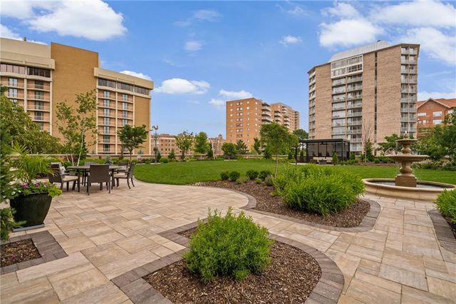 400 W 49th Terrace 2032, Kansas City, MO 64112