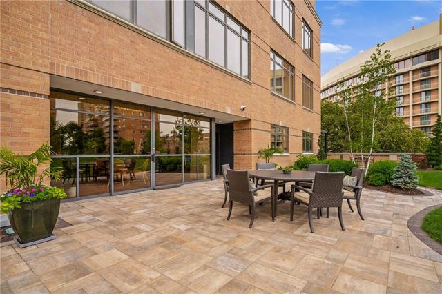 400 W 49th Terrace 2032, Kansas City, MO 64112