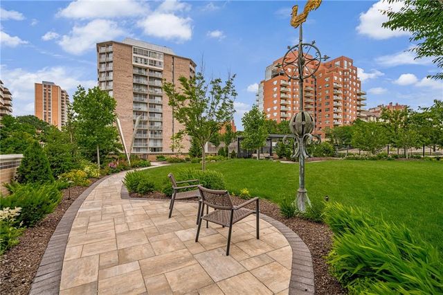 400 W 49th Terrace 2032, Kansas City, MO 64112