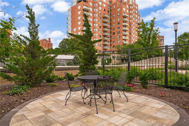 400 W 49th Terrace 2032, Kansas City, MO 64112