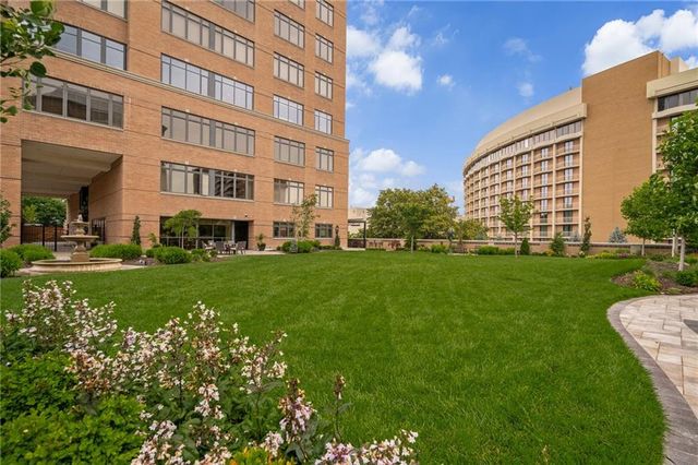 400 W 49th Terrace 2032, Kansas City, MO 64112