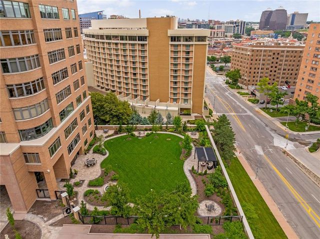 400 W 49th Terrace 2032, Kansas City, MO 64112