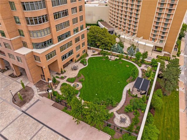 400 W 49th Terrace 2032, Kansas City, MO 64112