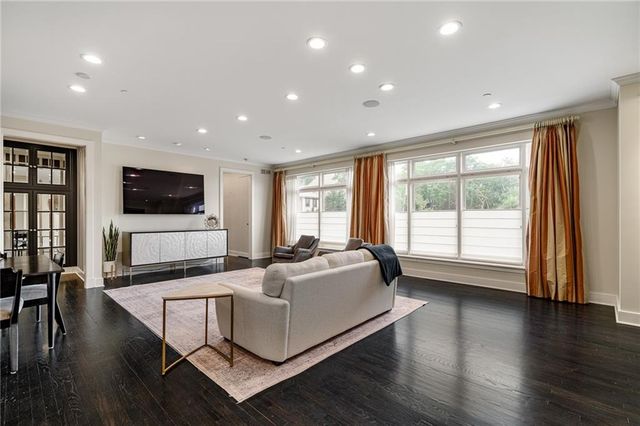 400 W 49th Terrace 2032, Kansas City, MO 64112