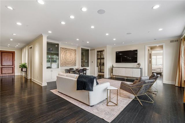 400 W 49th Terrace 2032, Kansas City, MO 64112