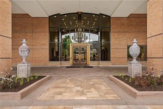 400 W 49th Terrace 2032, Kansas City, MO 64112