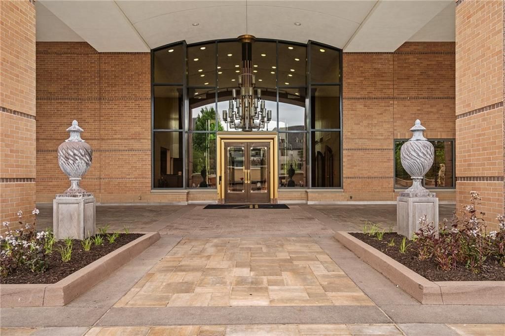 400 W 49th Terrace 2032, Kansas City, MO 64112