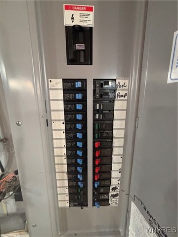 27 Rolling Woods Lane, West Seneca, NY 14224