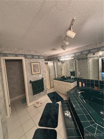 27 Rolling Woods Lane, West Seneca, NY 14224