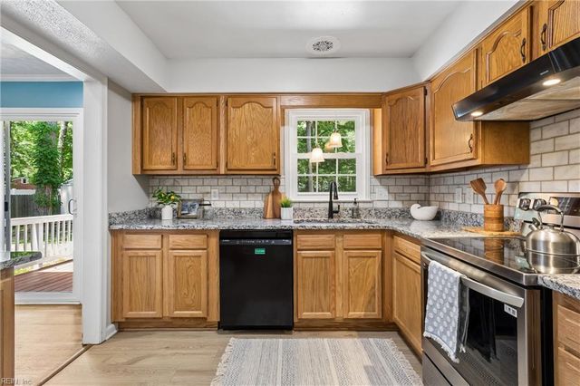 9 Hansom DR, Poquoson, VA 23662