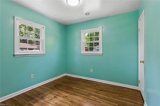 9 Hansom DR, Poquoson, VA 23662
