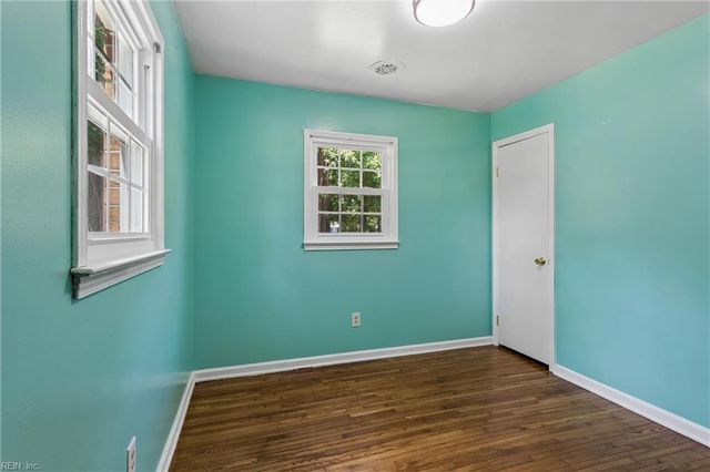 9 Hansom DR, Poquoson, VA 23662