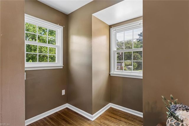 9 Hansom DR, Poquoson, VA 23662