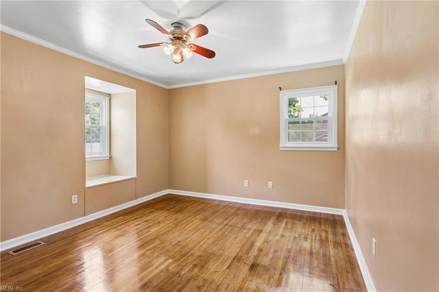 9 Hansom DR, Poquoson, VA 23662