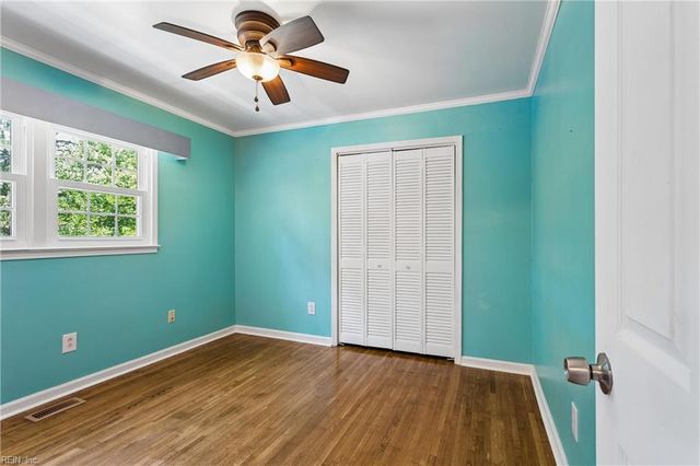 9 Hansom DR, Poquoson, VA 23662