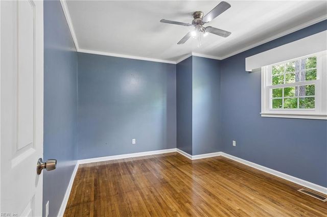 9 Hansom DR, Poquoson, VA 23662