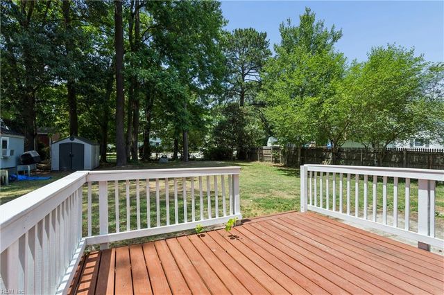 9 Hansom DR, Poquoson, VA 23662