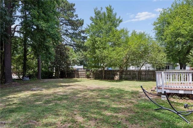 9 Hansom DR, Poquoson, VA 23662