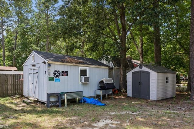 9 Hansom DR, Poquoson, VA 23662