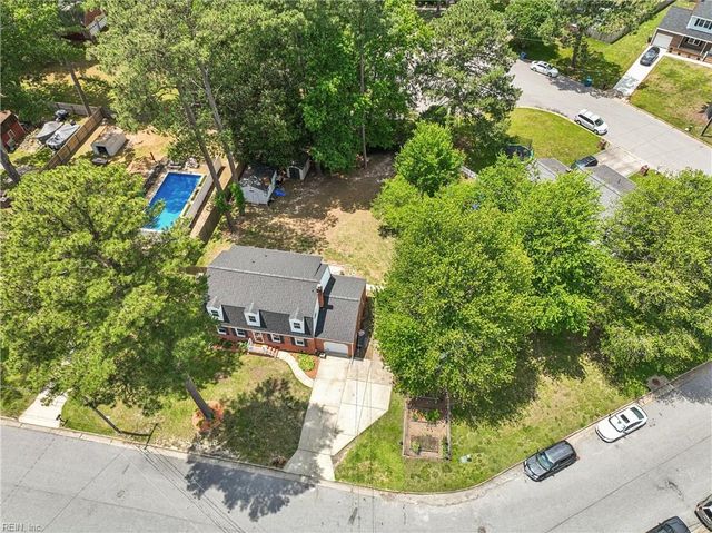 9 Hansom DR, Poquoson, VA 23662
