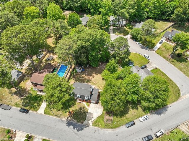9 Hansom DR, Poquoson, VA 23662