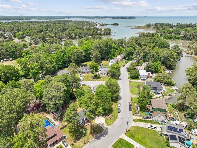 9 Hansom DR, Poquoson, VA 23662