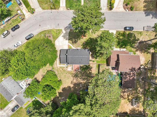 9 Hansom DR, Poquoson, VA 23662