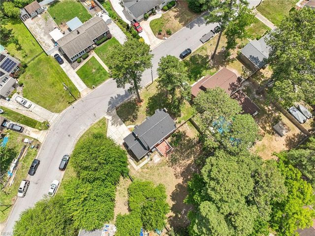 9 Hansom DR, Poquoson, VA 23662