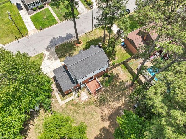 9 Hansom DR, Poquoson, VA 23662