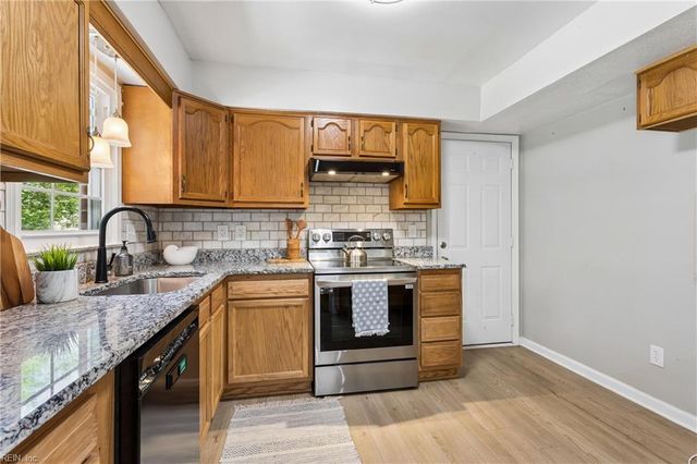 9 Hansom DR, Poquoson, VA 23662