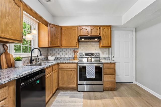 9 Hansom DR, Poquoson, VA 23662