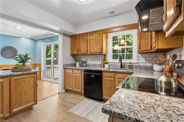 9 Hansom DR, Poquoson, VA 23662
