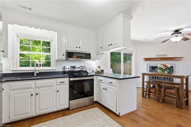 29 Sandy Lake DR, Hampton, VA 23666