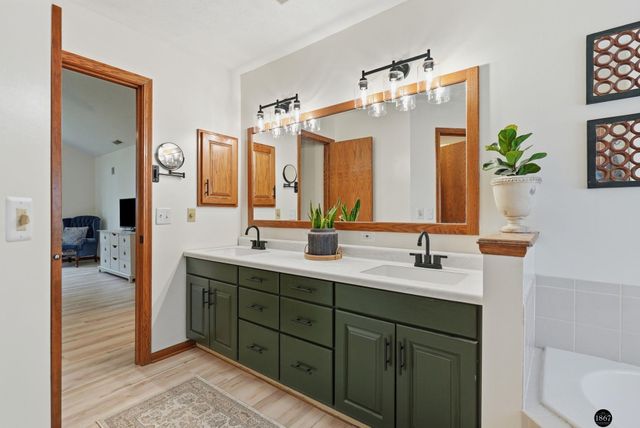 6824 S 51st Street, Lincoln, NE 68516