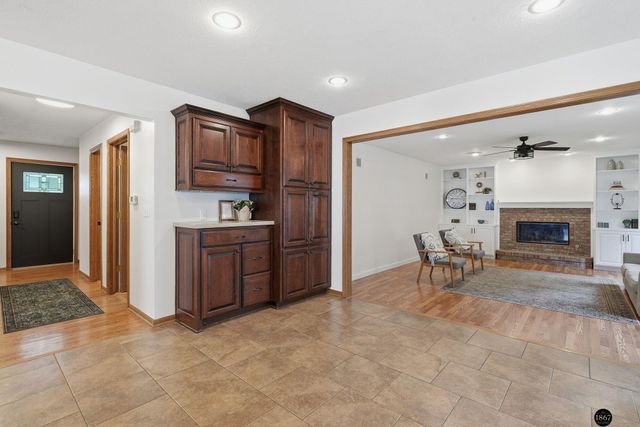 6824 S 51st Street, Lincoln, NE 68516