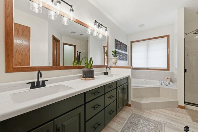 6824 S 51st Street, Lincoln, NE 68516