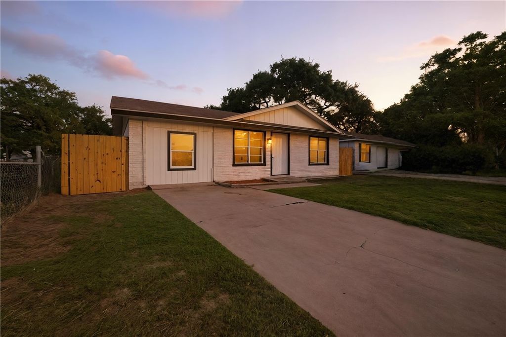 351 Rife St N, Aransas Pass, TX 78336