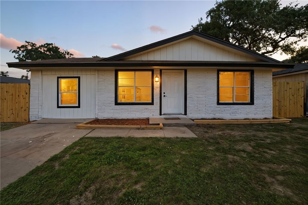 351 Rife St N, Aransas Pass, TX 78336 — photo 2