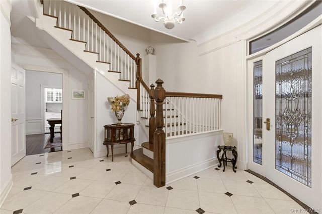 89 Duck Pond Road, Glen Cove, NY 11542