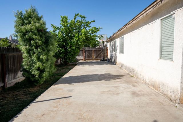 5491 W Roberts Avenue, Fresno, CA 93722